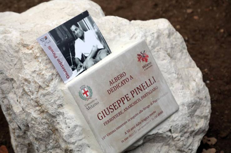 La dedica di un albero a Pinelli