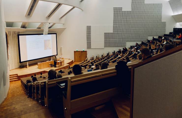 Studenti universitari in classe