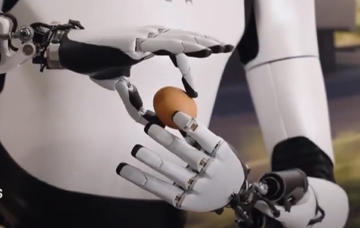 Robot bianco e nero Optimus 2 Gem che tiene nelle mani un uovo