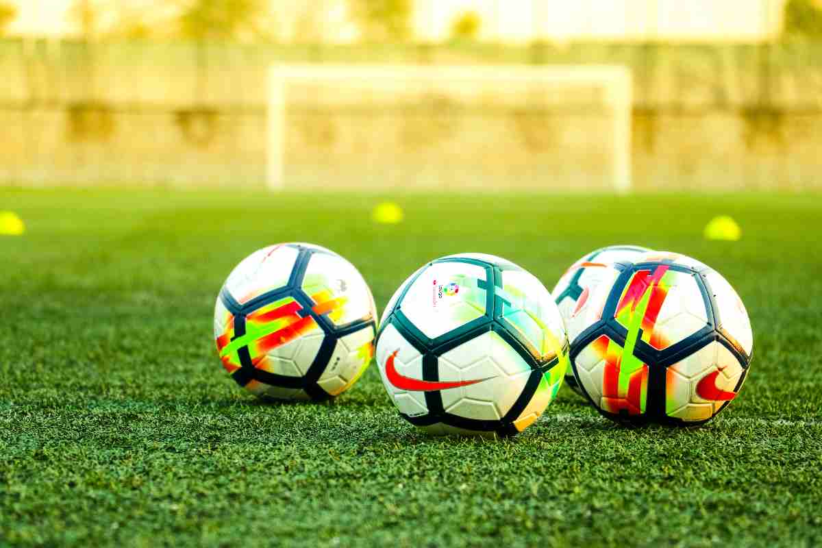 Palloni da calcio in campo