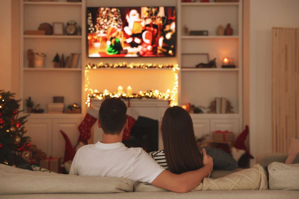 Una coppia guarda dei film sulla tv