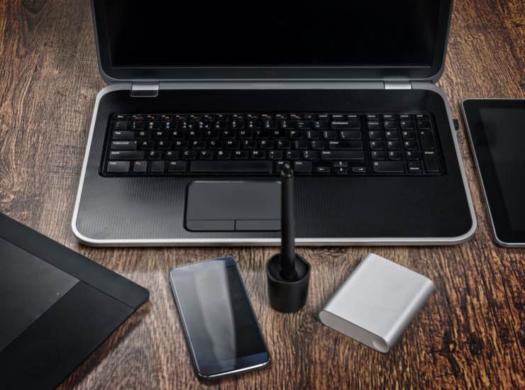 Una serie di device tecnologici appoggiati su una scrivania