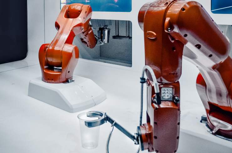 robot in ambiente controllato porgono bicchieri