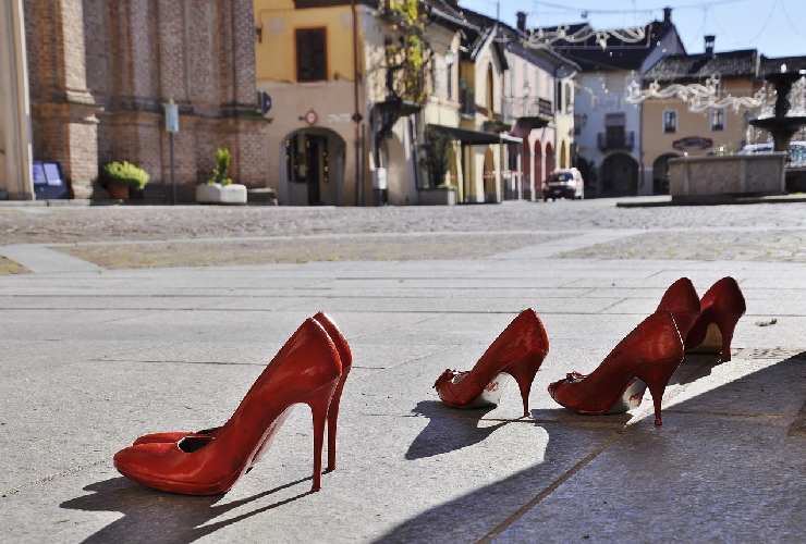Scarpe rosse, simbolo della lotta ai femminicidi e alla violenza contro le donne