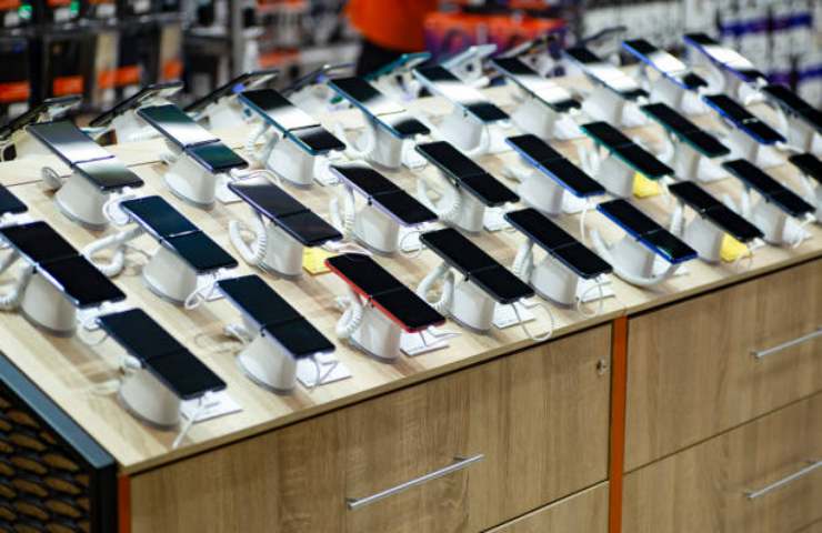 Telefoni in vendita in fila su un bancone