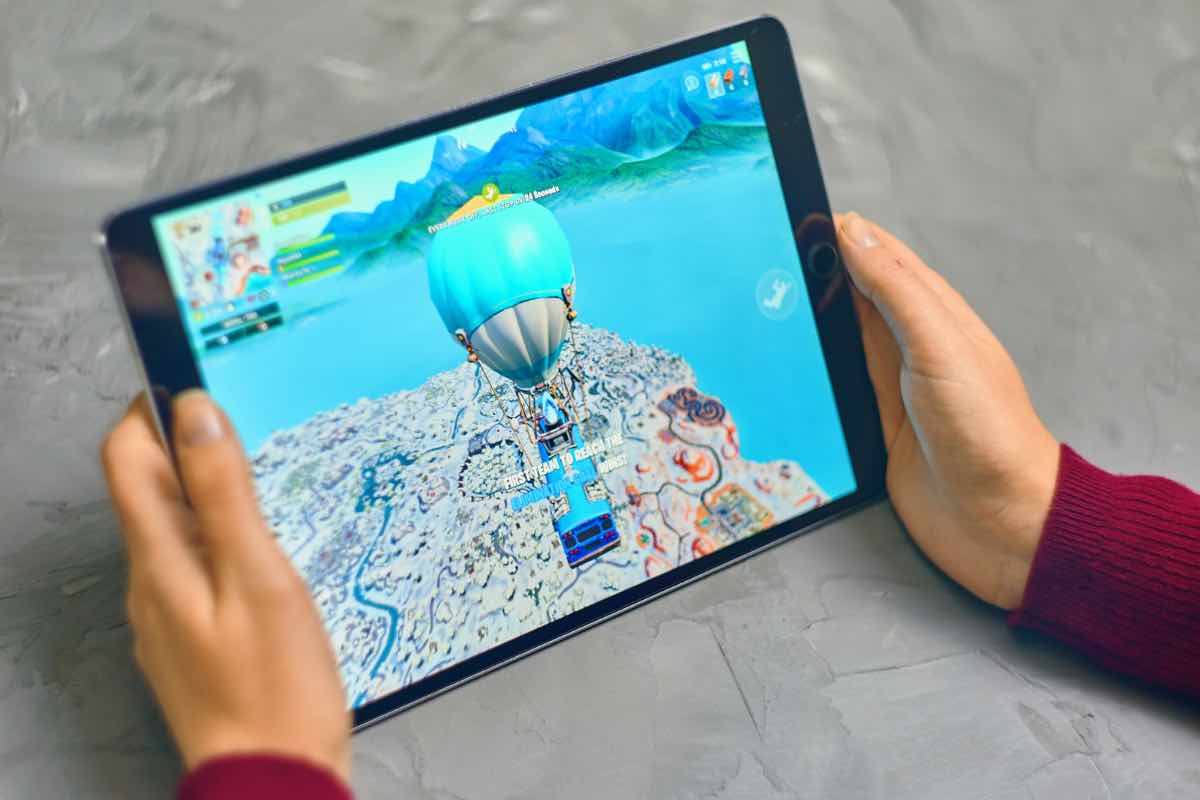 Una persona gioca ad un videogames su tablet