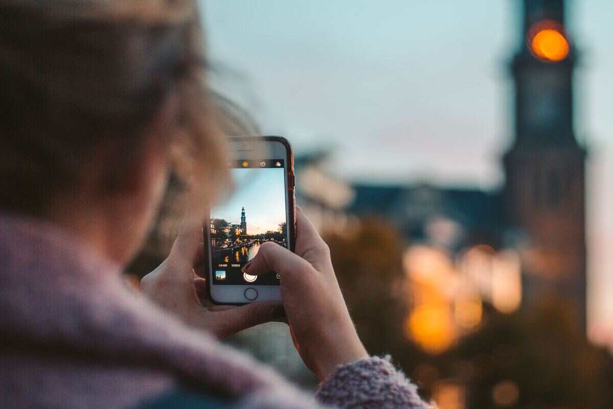 ragazza fotografa con il cellulare