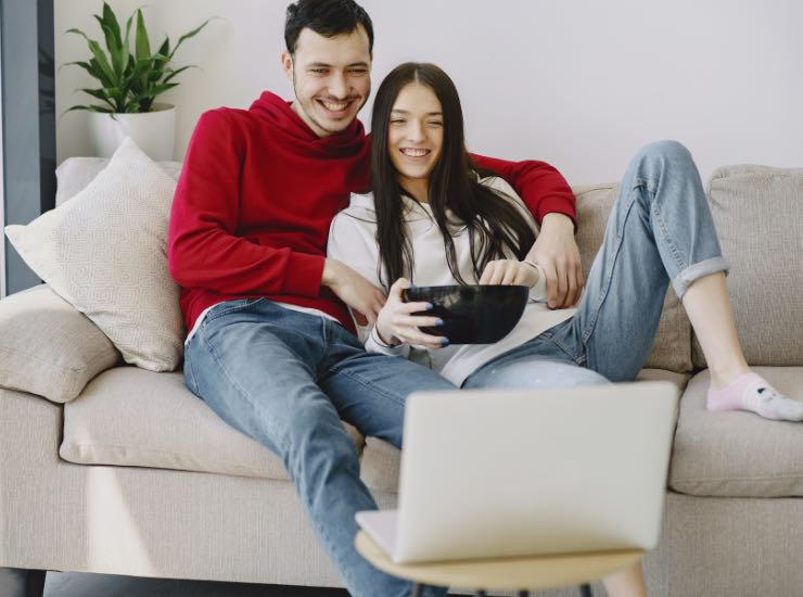 Una coppia guarda film su tablet