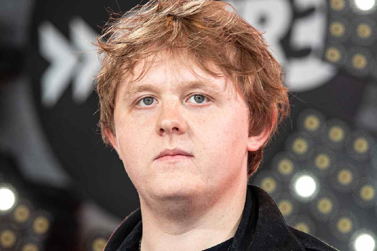 Il cantante Lewis Capaldi aggiorna sul suo stato di salute