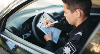 Attenzione alle ‘multe false’, è così che ti truffano: se trovi questo sulla tua auto stai molto attento