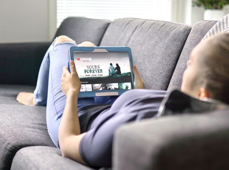 Una donna guarda una serie tv su tablet
